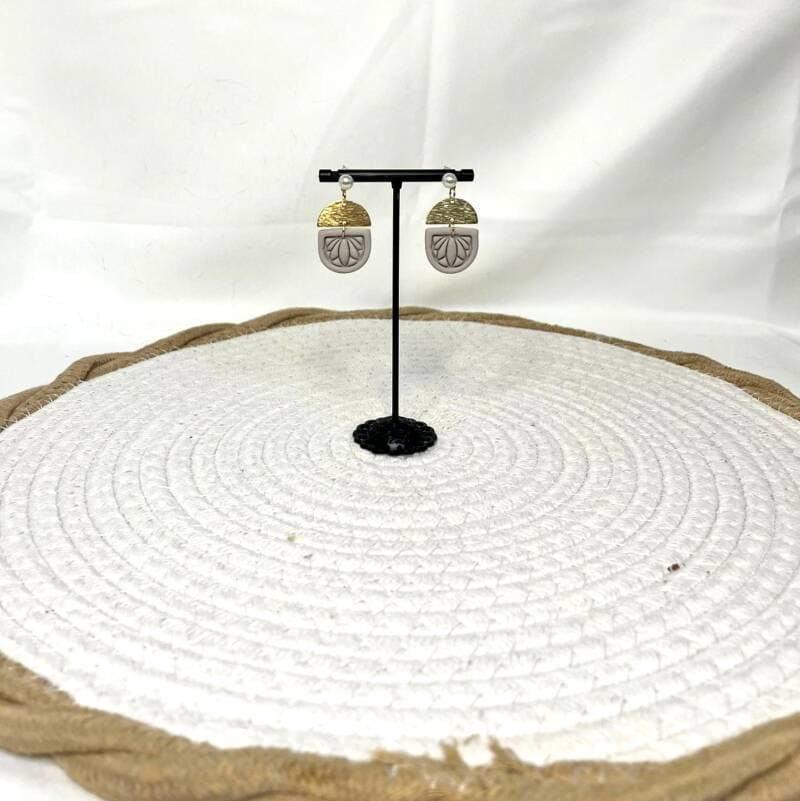 handgemaakte Leonie half-moon oorbellen uit polymeerklei en messing – Nova by Evi