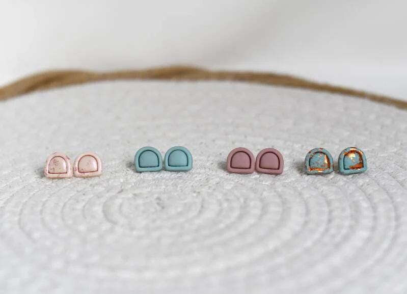 handgemaakte Nanou Half-Moon polymeerklei oorknopjes – Nova by Evi
