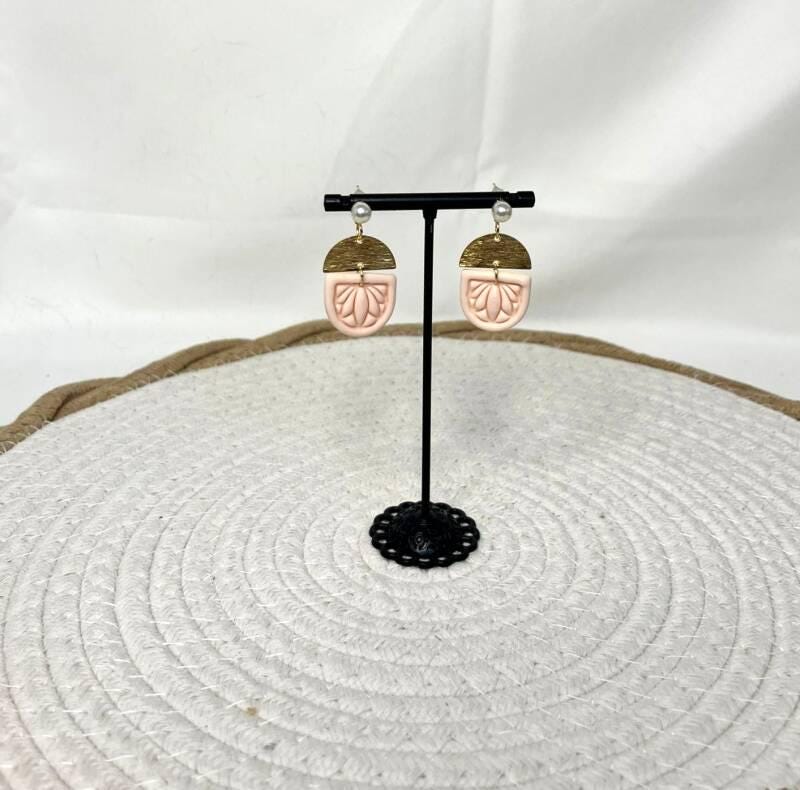 handgemaakte Leonie half-moon oorbellen uit polymeerklei en messing – Nova by Evi