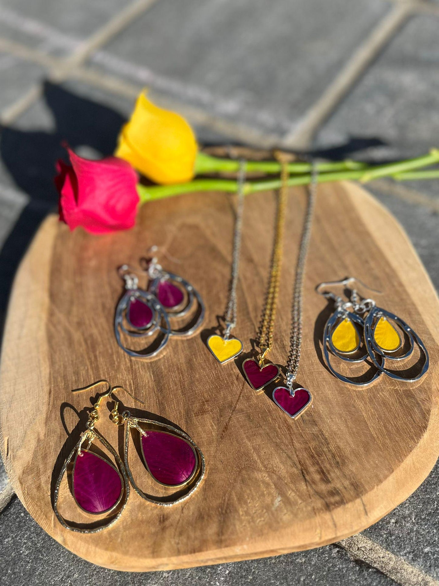 handgemaakte Rose Sisters sieradenset met echte rozenblaadjes in resin – Nova by Evi