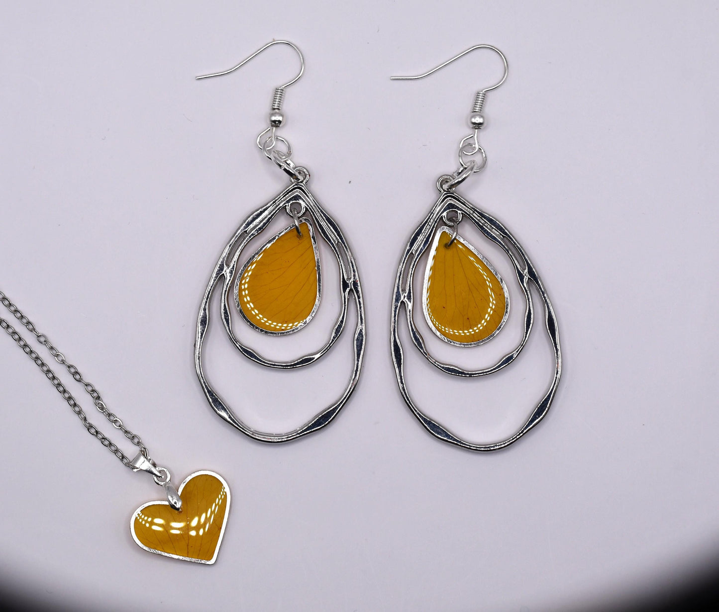 handgemaakte Rose Sisters sieradenset met echte rozenblaadjes in resin – Nova by Evi