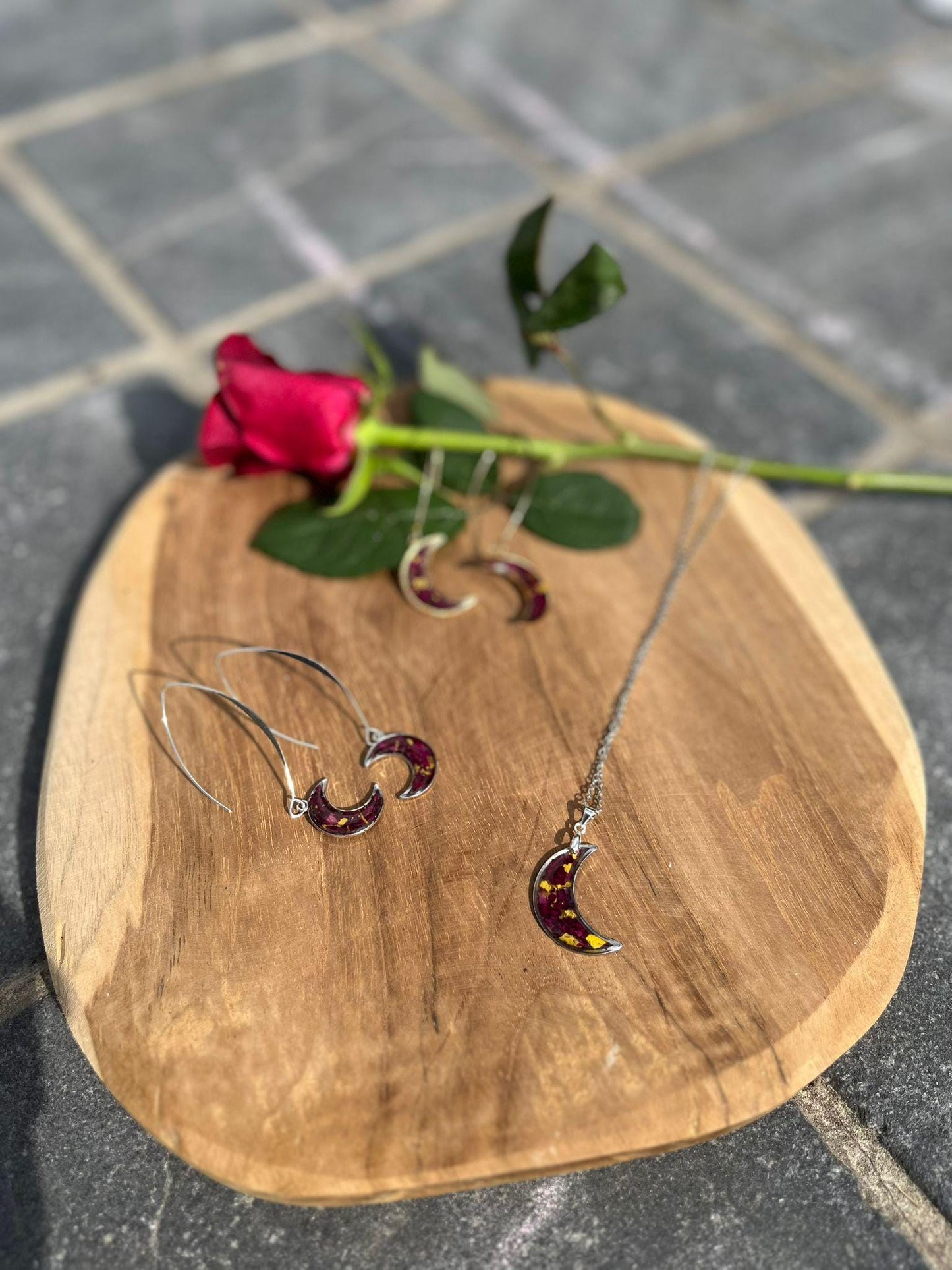 handgemaakte Moon Rose sieradenset met gedroogde rozenblaadjes – Nova by Evi