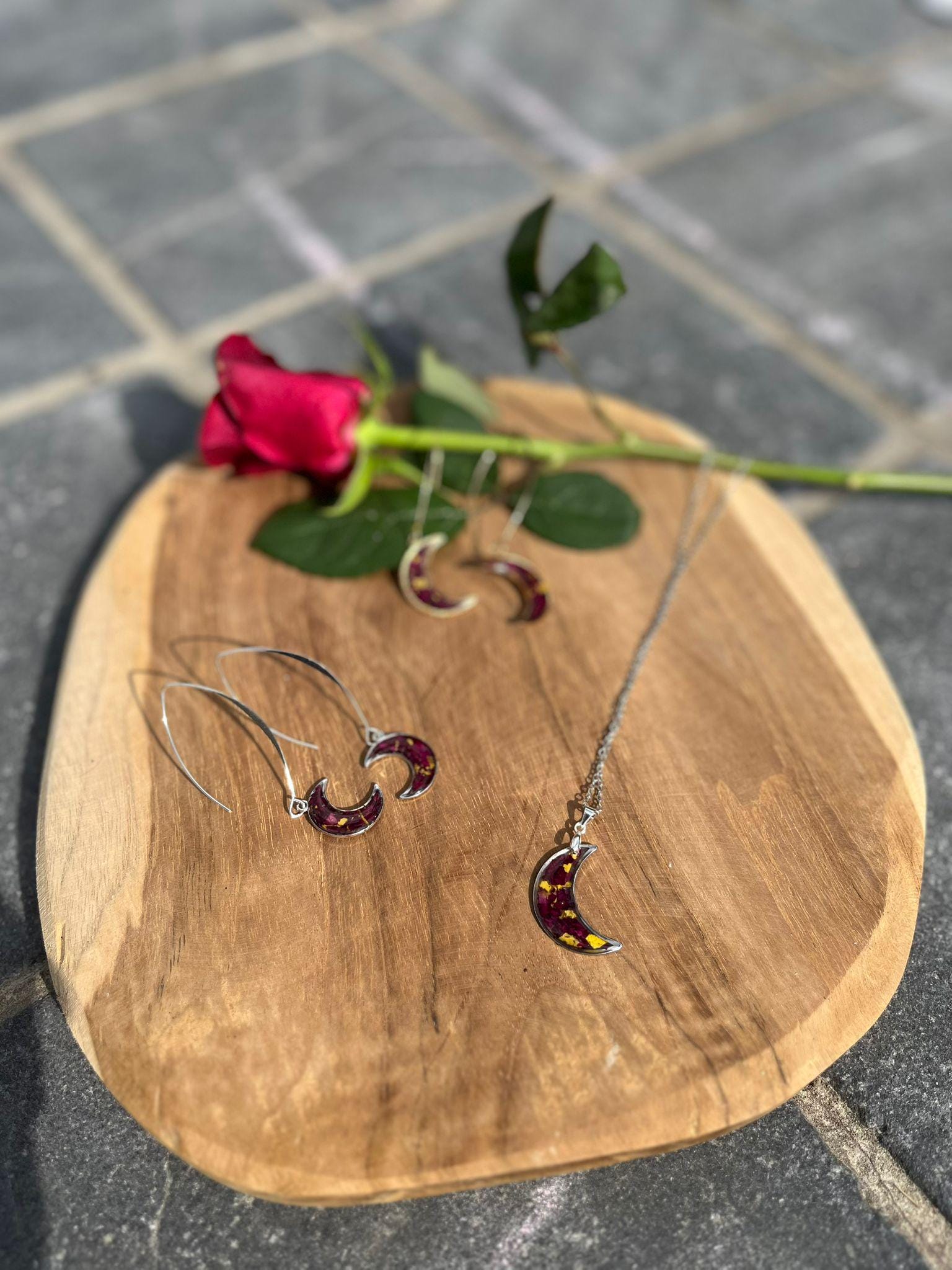 handgemaakte Moon Rose sieradenset met gedroogde rozenblaadjes – Nova by Evi