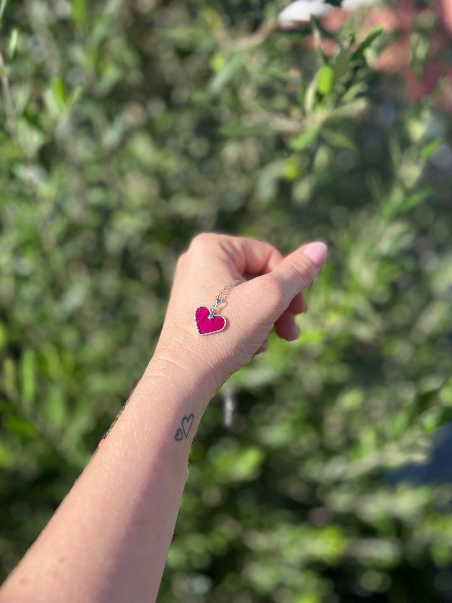 handgemaakte Rose Sisters sieradenset met echte rozenblaadjes in resin – Nova by Evi