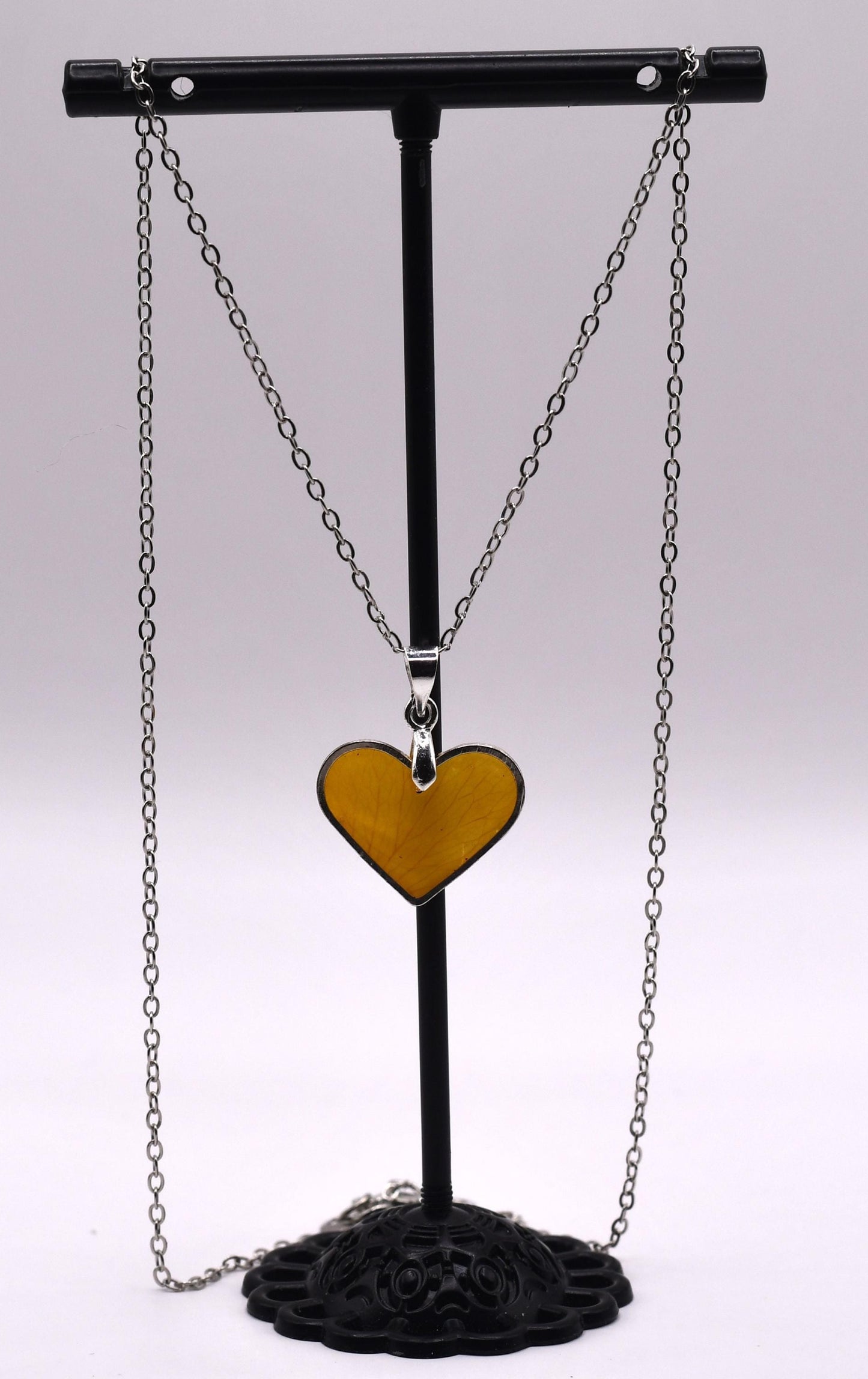 handgemaakte Rose Sisters sieradenset met echte rozenblaadjes in resin – Nova by Evi