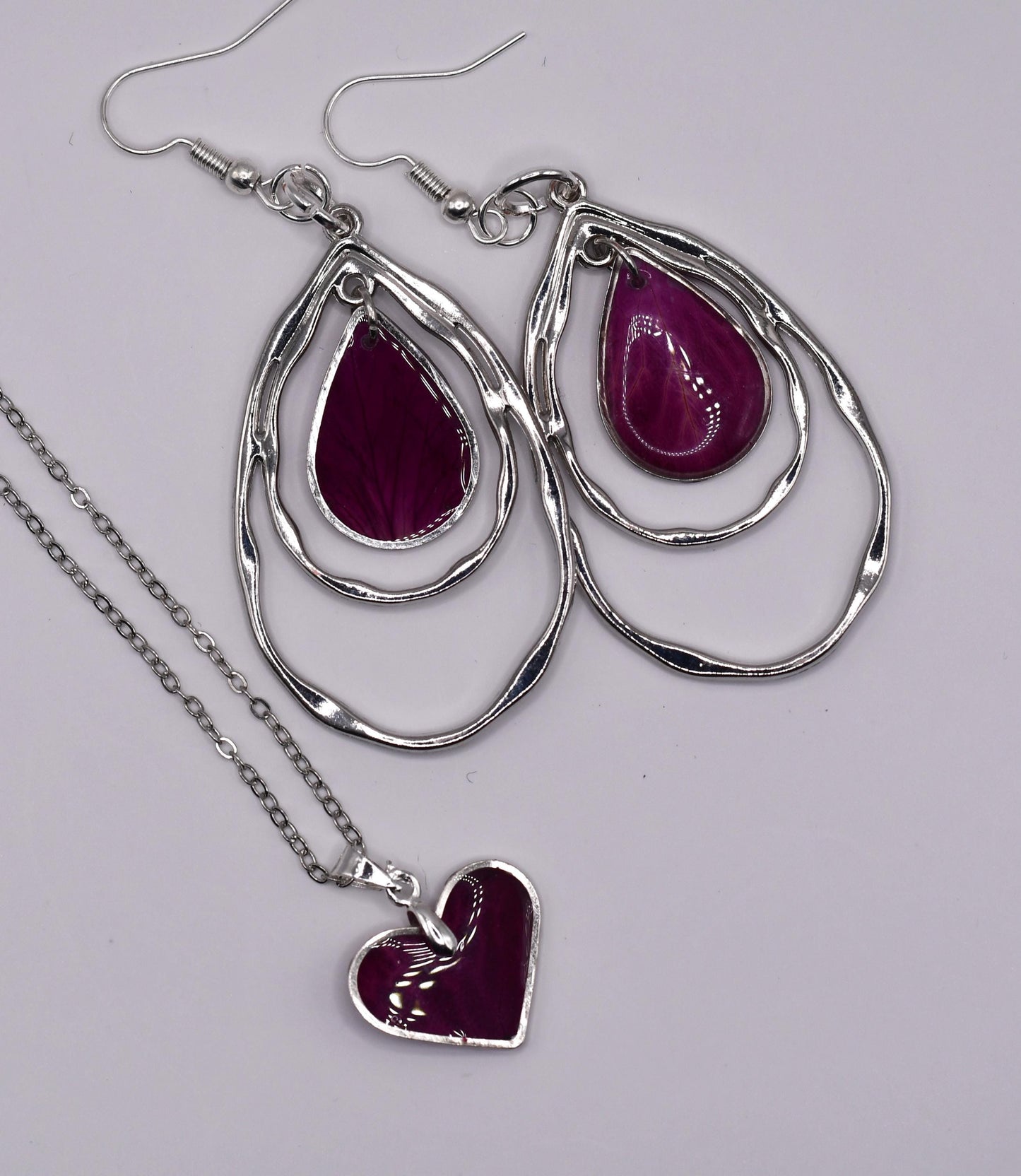 handgemaakte Rose Sisters sieradenset met echte rozenblaadjes in resin – Nova by Evi
