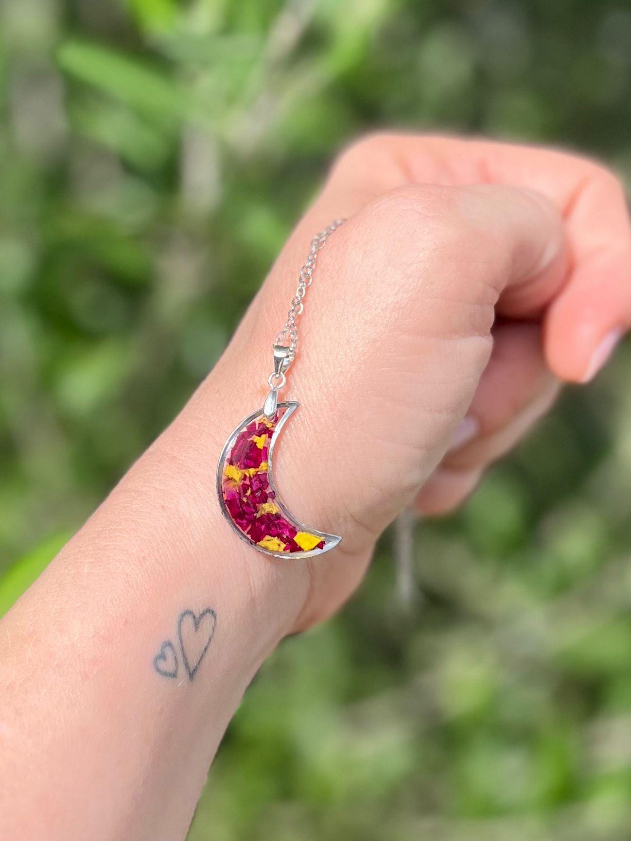 handgemaakte Moon Rose sieradenset met gedroogde rozenblaadjes – Nova by Evi