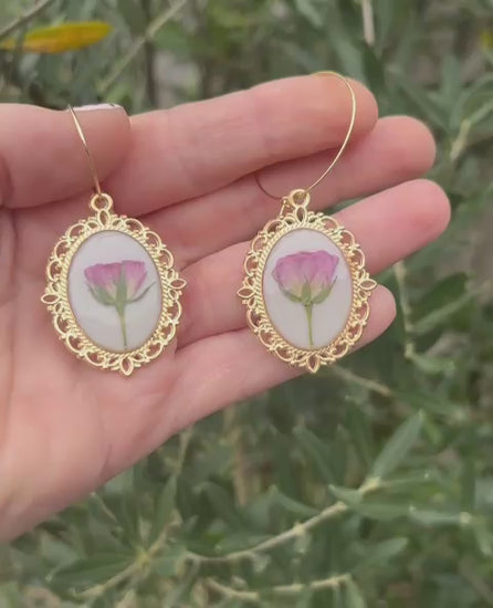 Mona handgemaakte oorbelhangers met echte gedroogde roosjes in UV-resin van Novabyevi