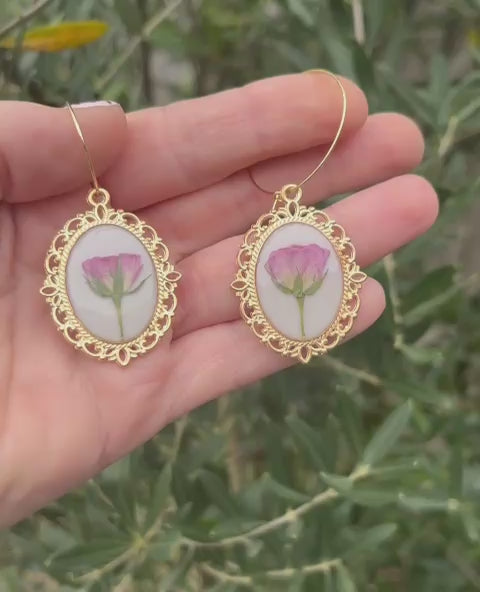Mona handgemaakte oorbelhangers met echte gedroogde roosjes in UV-resin van Novabyevi