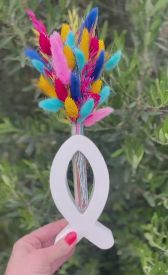 Handgemaakt visjesvaasje met kleurrijke droogbloemen als cadeau voor juf of meester