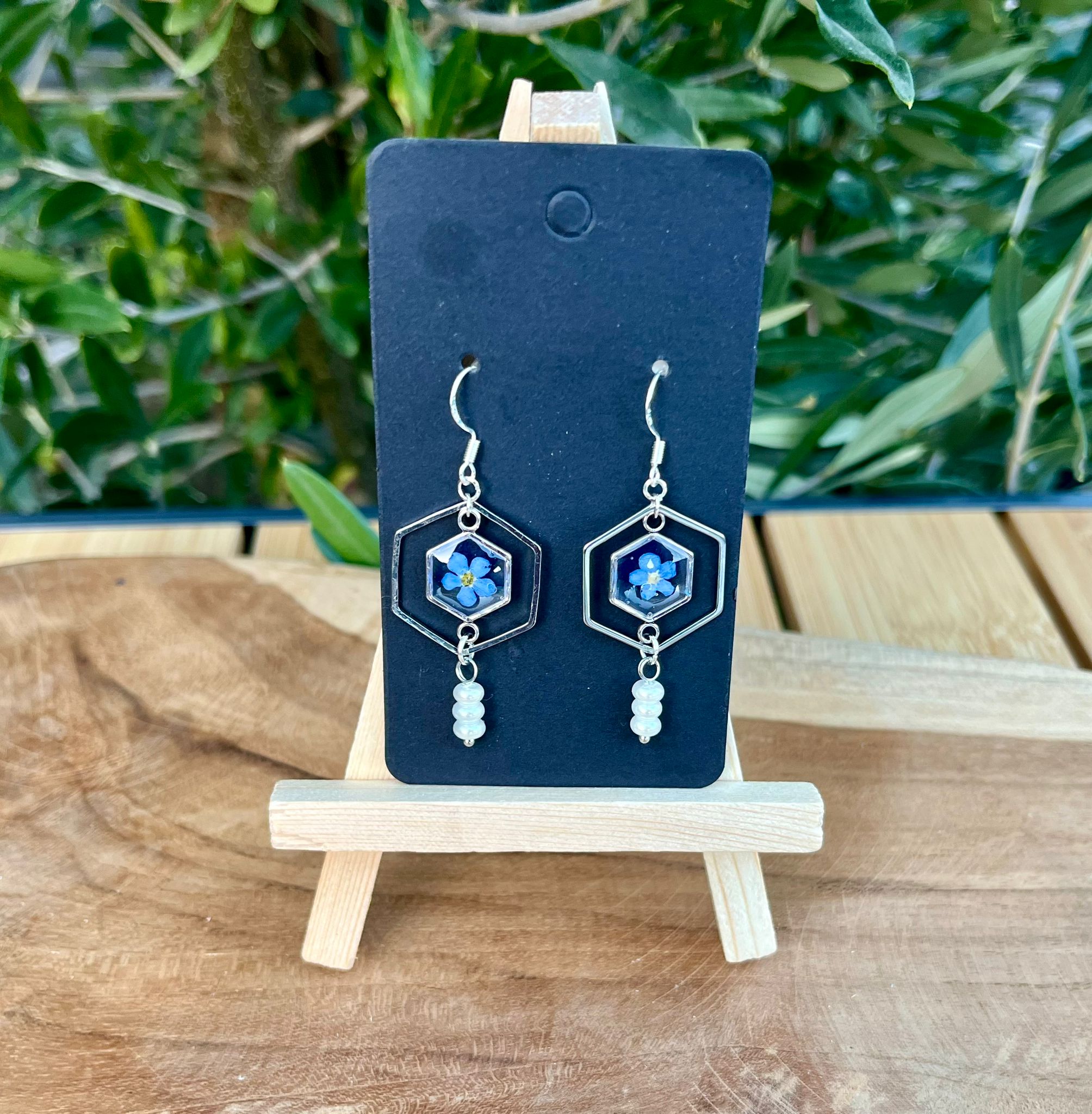 Handgemaakte zilveren oorbellen met echte vergeet-me-nietjes in UV resin en natuurlijke zoetwaterparels, nieuw binnen bij Nova by Evi.